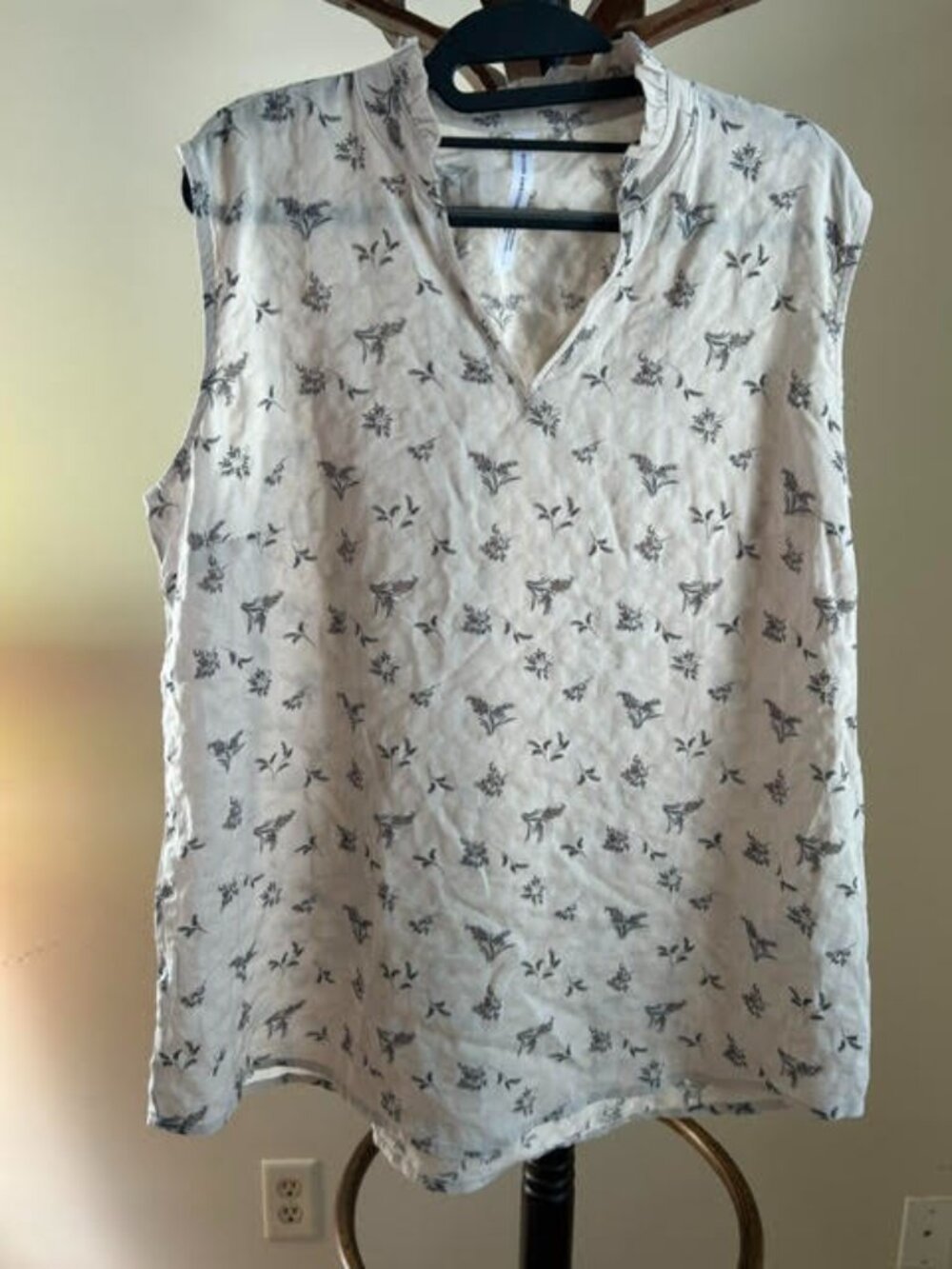 Modern Ambition Flowy Blouse Sleeveless Floral Top NWOT